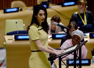 Amal Clooney con il "pancino" all'evento contro l'Isis 20