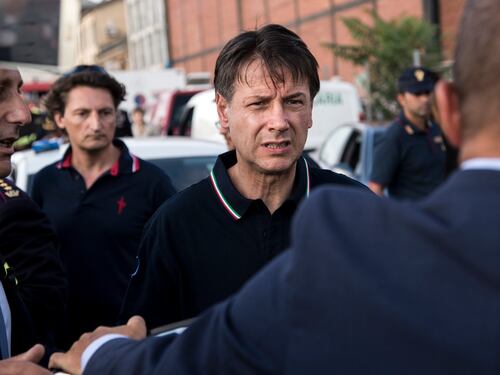 Genova, Conte va tra le macerie: "Serve un monitoraggio su tutte le infrastrutture"