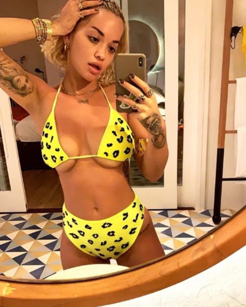 Rita Ora, il costume è sexy 5