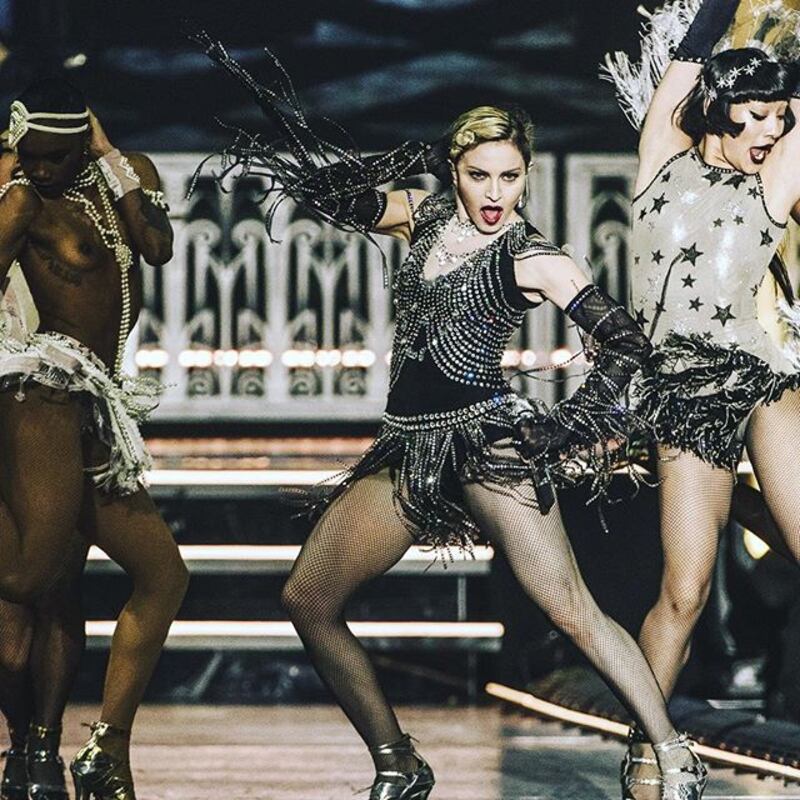 Suore sexy e croci: oggetti di scena "offensivi" del tour Rebel Art di Madonna  15