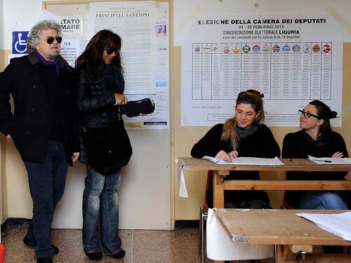 M5S, dal Popolo viola alle "linguacce" viola: farsa grillina nei seggi