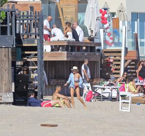 Charlotte McKinney: seno esplosivo in spiaggia 9