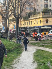 Tram deragliato, le foto dei feriti 15