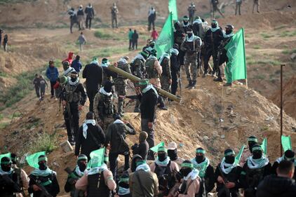 Hamas e il palco dell'orrore: esposte le bare dei 4 ostaggi morti 20