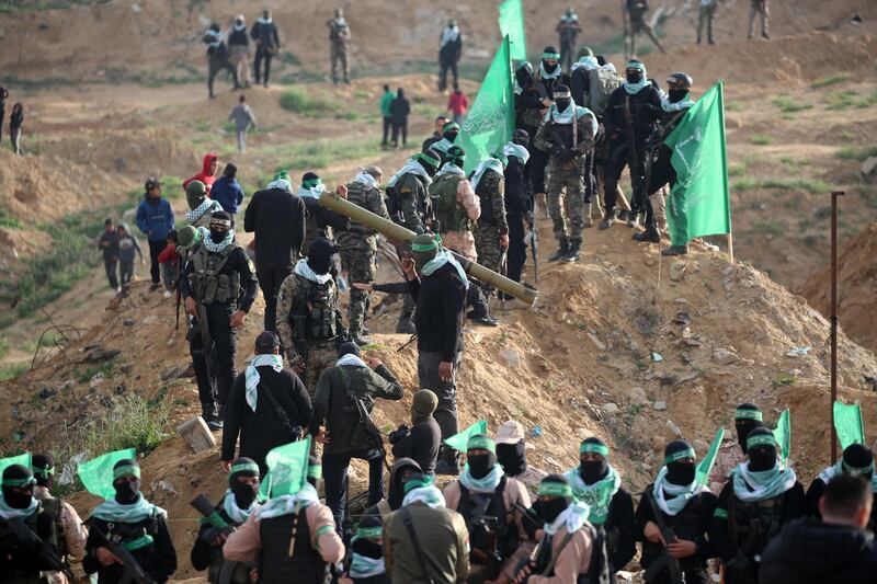 Hamas e il palco dell'orrore: esposte le bare dei 4 ostaggi morti 20