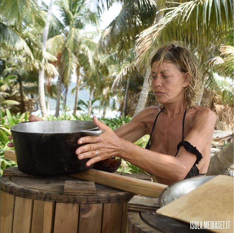 Isola 2017, naufraghi sexy in costume da bagno 31