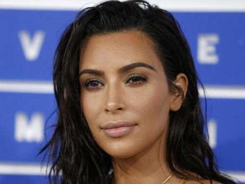 Kim Kardashian pizzicata al mare. Ma senza Photoshop il lato b non è lo stesso