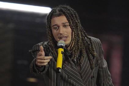 I conduttori, i cantanti,  le luci dell'Ariston: le immagini più belle di Sanremo 7