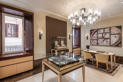 Boutique Patek Philippe a Roma. Sala di vendita, in cui spicca il maestoso lampadario, composto da venticinque lanterne.