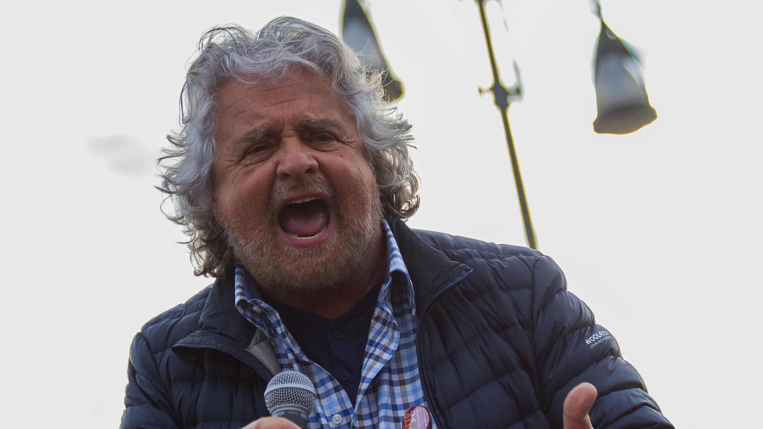 Il delirio di Grillo: "Io oltre Hitler. Renzi? Un lecchino della Merkel"