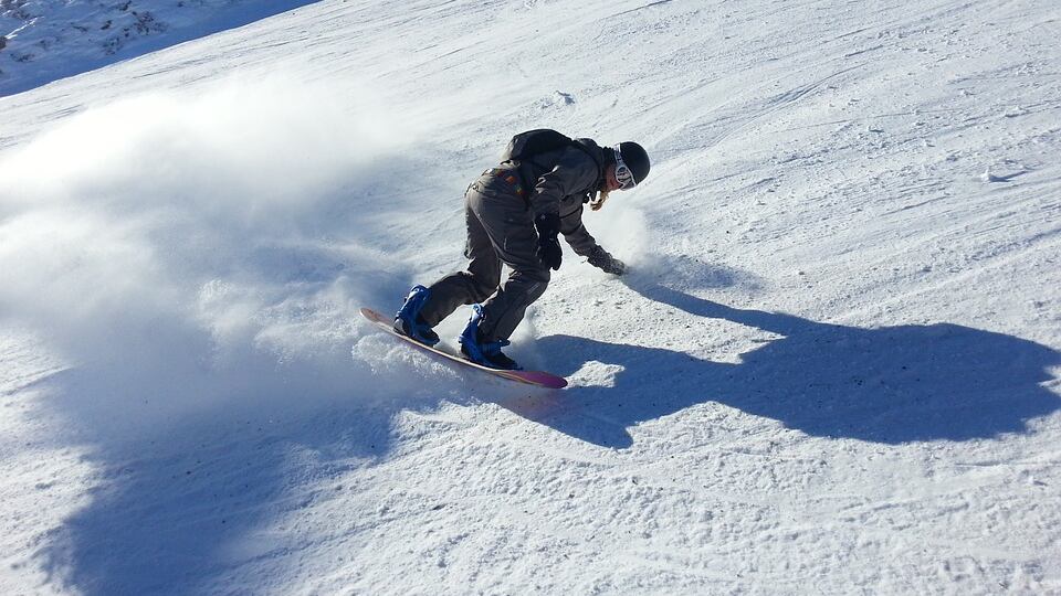 Sciatore perde la vita facendo un fuoripista con lo snowboard
