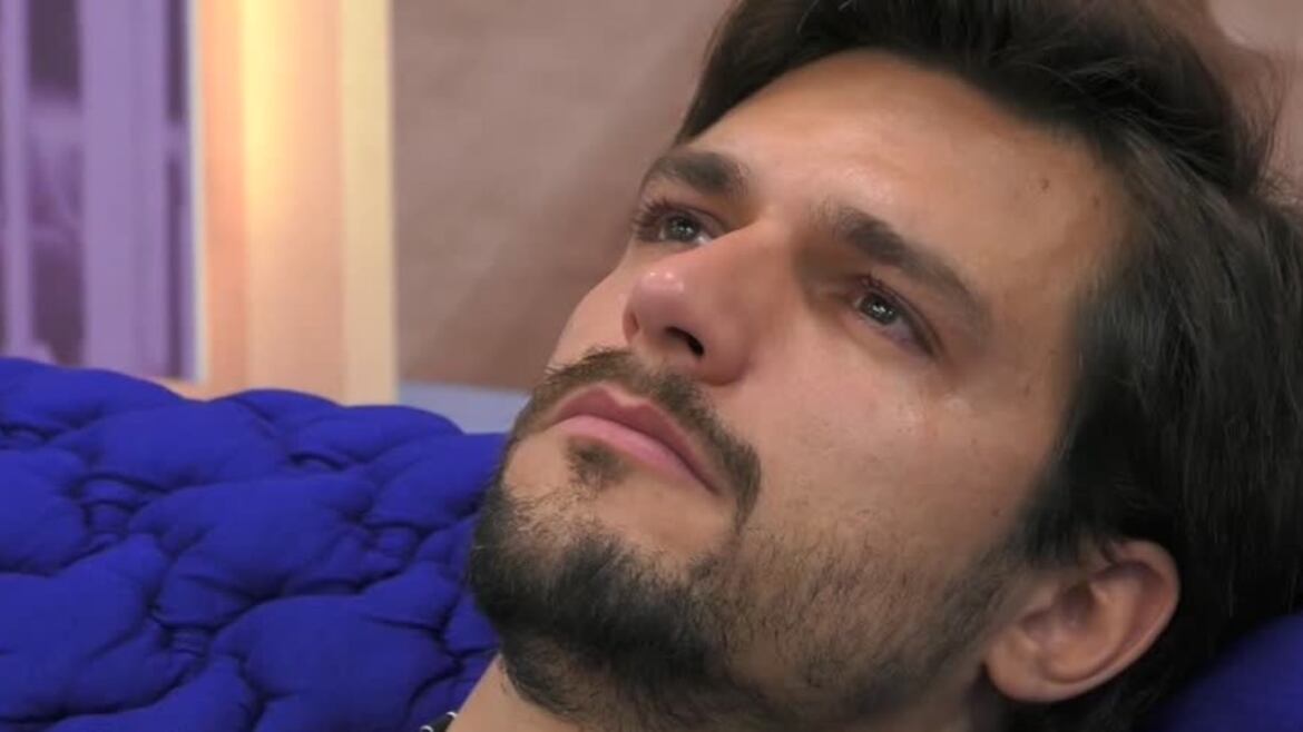 Andrea Zelletta in crisi per il regalo di Natalia. Il web si scatena: "Ha scoperto del tradimento"