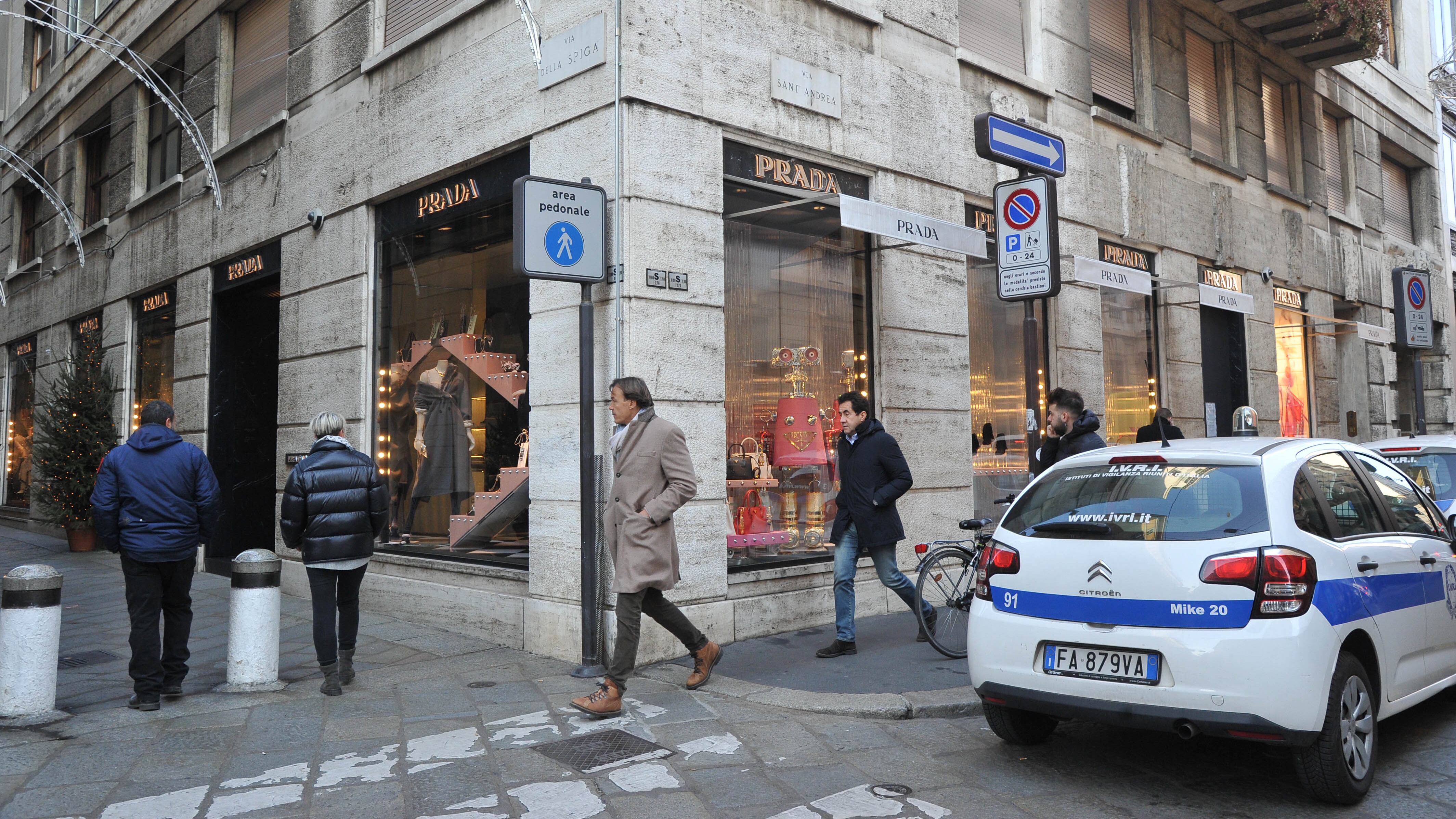 Colpaccio da Prada in via della Spiga: bottino di 120mila euro