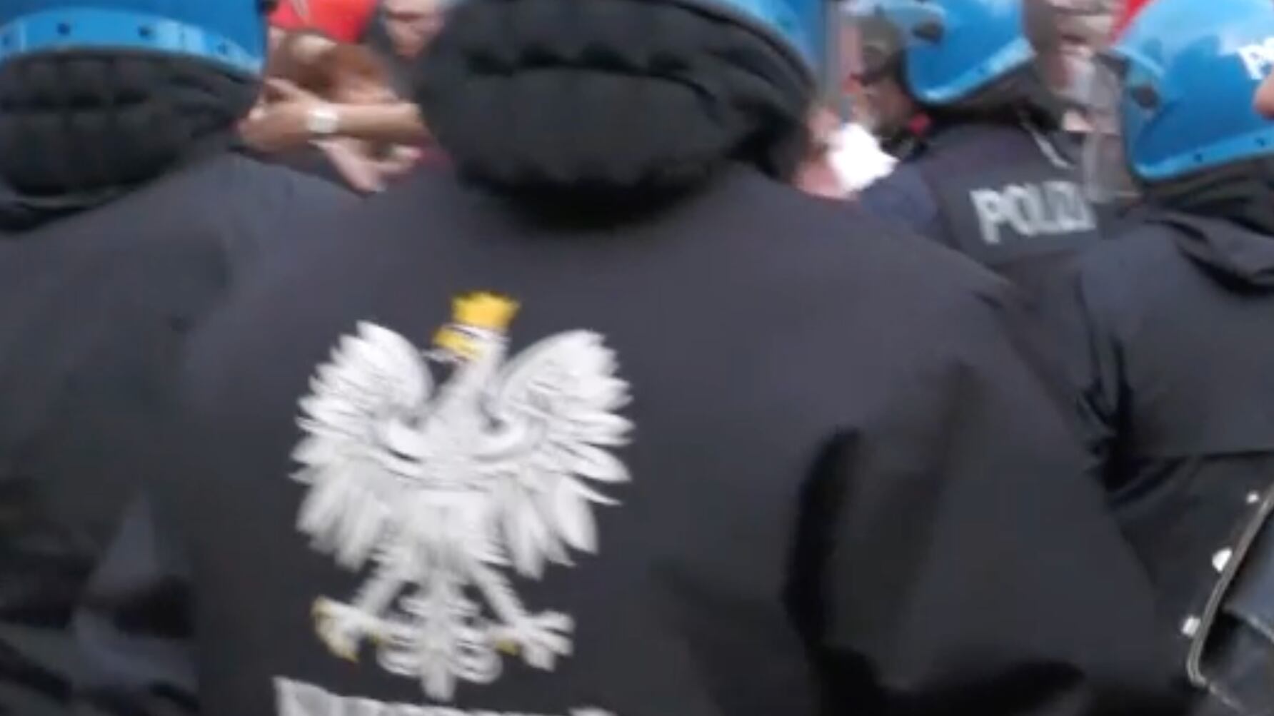 La verità sulle "felpe nazi", sputi su Salvini e Trump: quindi, oggi...