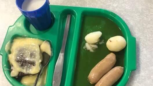 "Ecco che cosa la mensa scolastica fa mangiare a mia figlia". Lo sdegno di una madre fa il giro del web