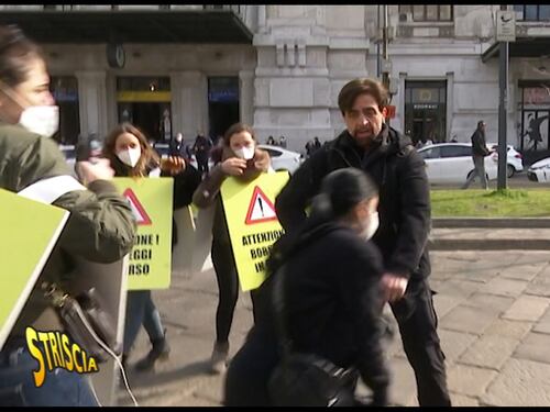 Staffelli smaschera le borseggiatrici: sputi, minacce e spintoni contro la troupe