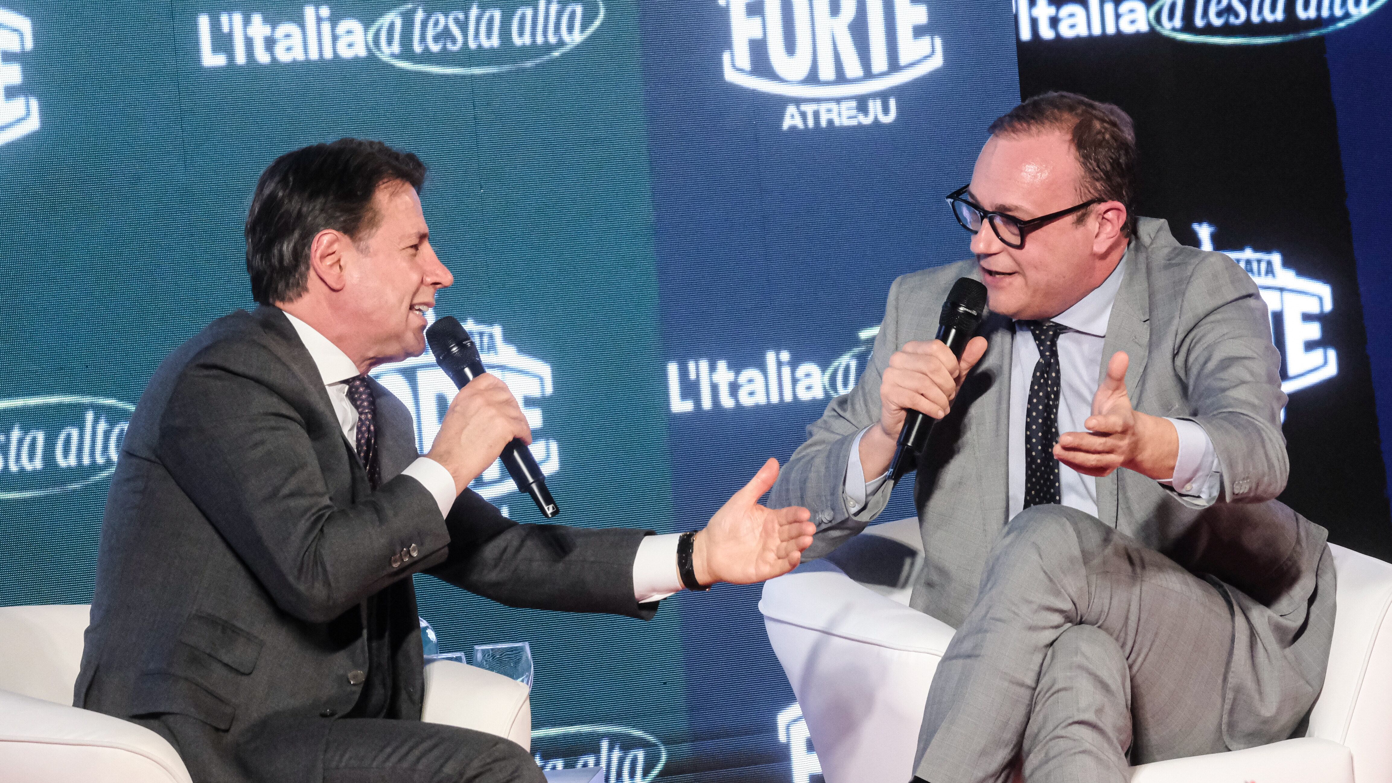 "Non siamo alleati con nessuno". Conte ad Atreju gela il Pd