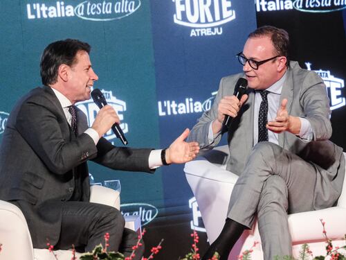"Non siamo alleati con nessuno". Conte ad Atreju gela il Pd