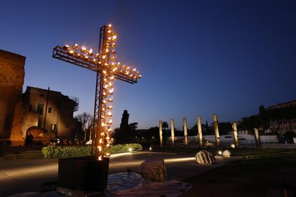 Papa Leone XIV porta la croce alla via Crucis. Guarda le foto 7