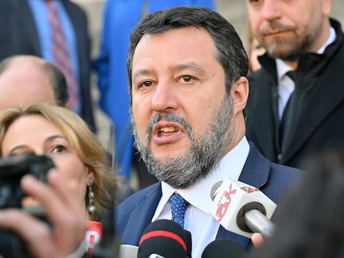 Salvini apre il nuovo fronte sul reddito di cittadinanza. E la sinistra insiste sui salari
