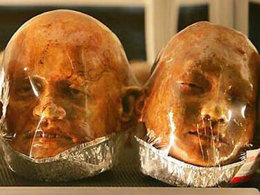 Ecco il pane-horror a forma di resti umani 3