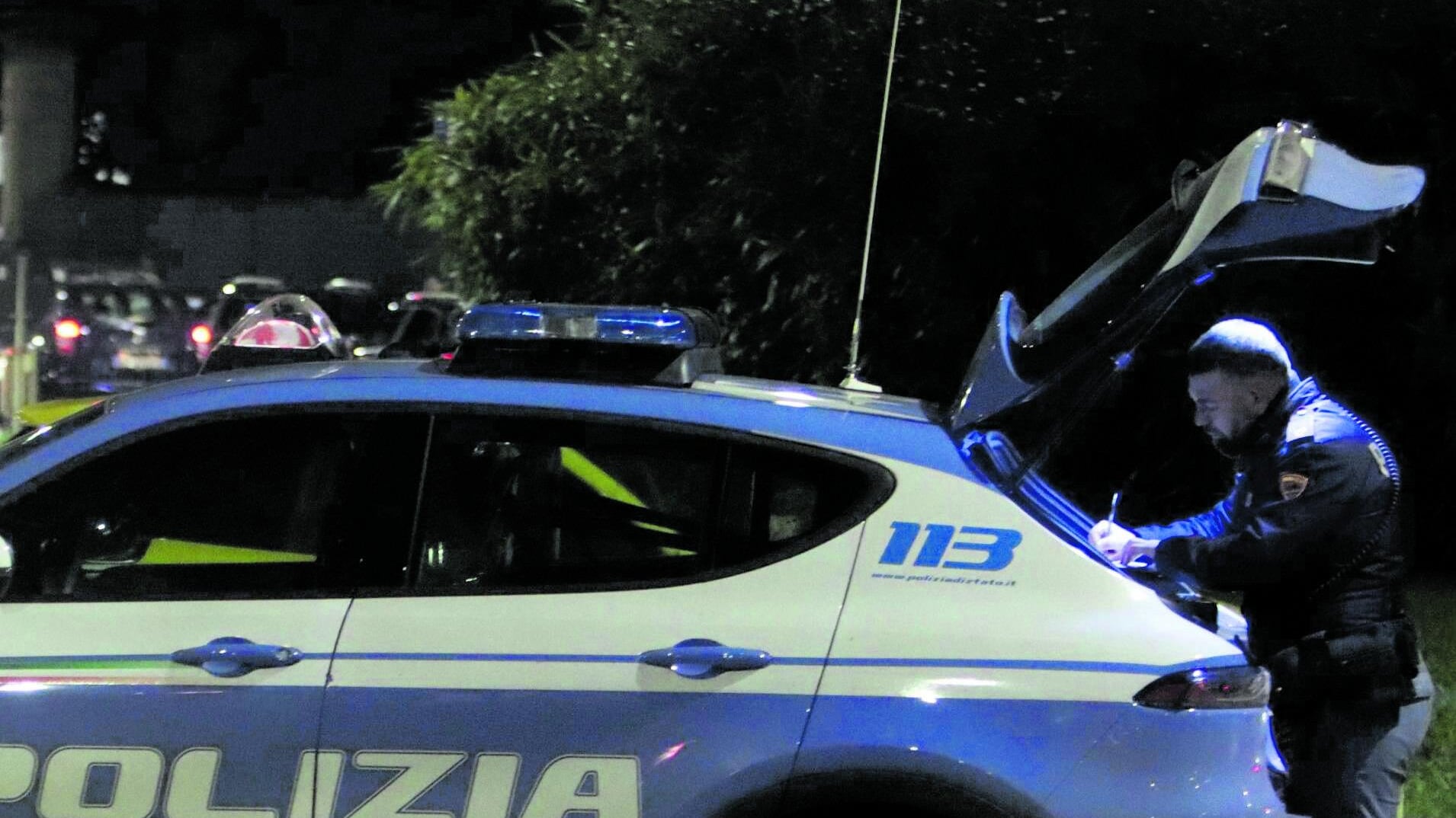 Agente accoltellato, lo salva la giacca. Un collega spara all'aggressore
