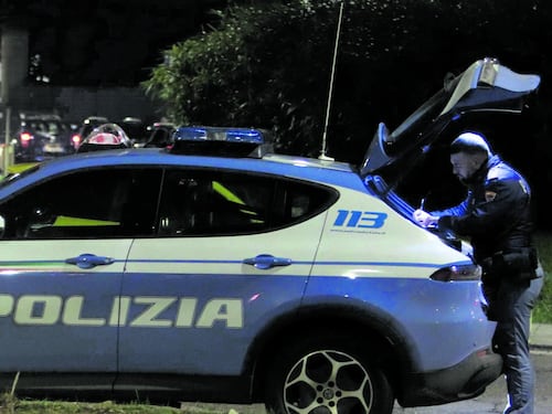 Agente accoltellato, lo salva la giacca. Un collega spara all'aggressore