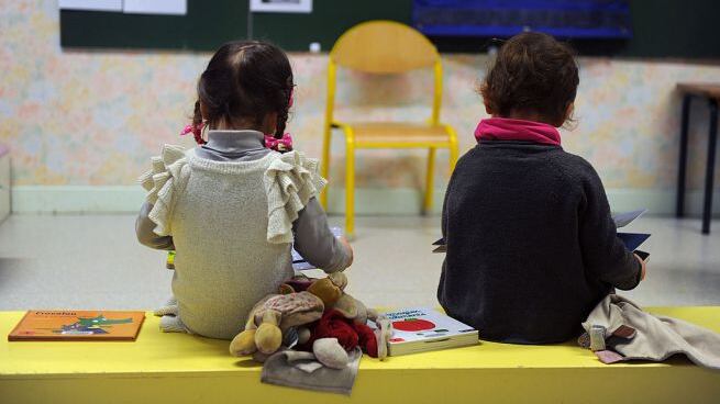 Testa nel cestino a bimba disabile. In manette maestra degli orrori