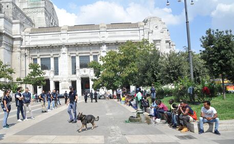 Milano, blitz anti-migranti in stazione Centrale 7