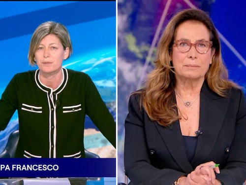 Silenzi e niente make up: così è stato dato l'annuncio della morte del Papa in diretta tv