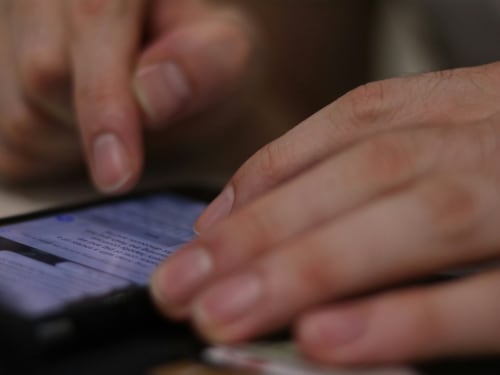 Sms addio, come sta per cambiare il mondo dei messaggi: cosa sono gli rcs