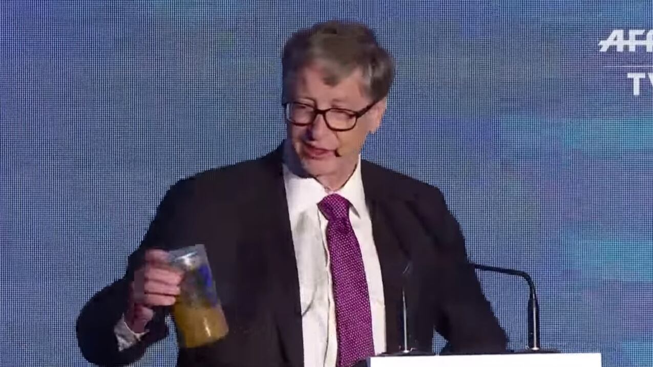 Perché Bill Gates si è presentato in Cina con un vasetto pieno di feci