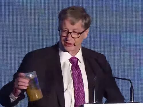 Perché Bill Gates si è presentato in Cina con un vasetto pieno di feci