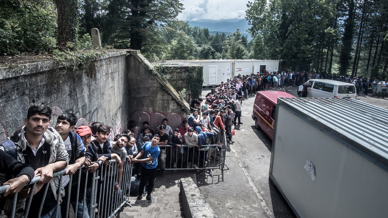 Fedriga lancia l'allarme: "15mila immigrati in arrivo dai Balcani"