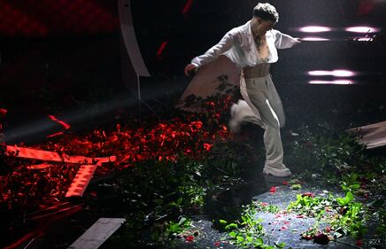 Follia Blanco a Sanremo, il cantante devasta il palco 9