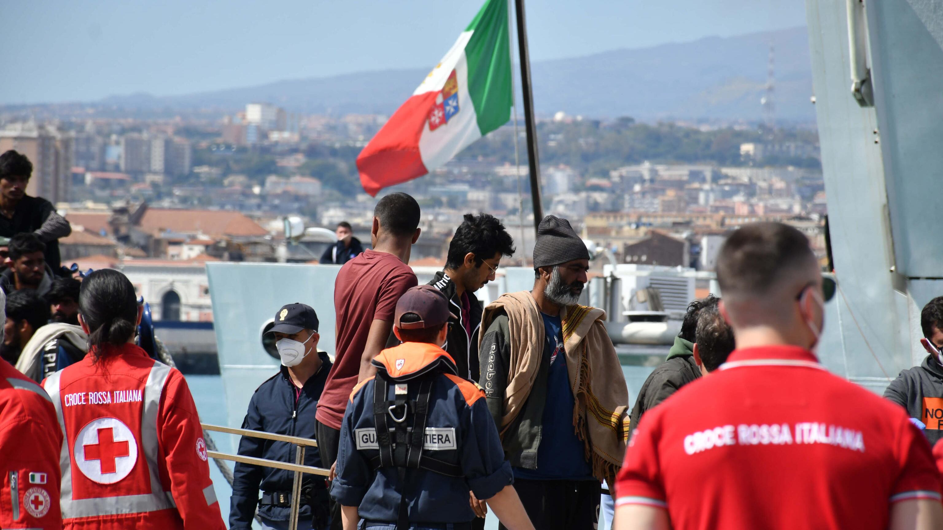 Migranti, ecco la stretta sui richiedenti asilo: "No integrazione fino all'accettazione della domanda"