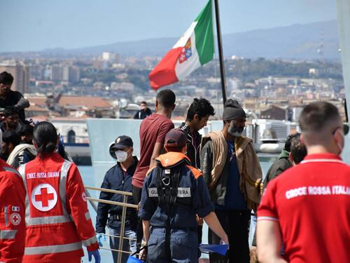 Migranti, ecco la stretta sui richiedenti asilo: "No integrazione fino all'accettazione della domanda"