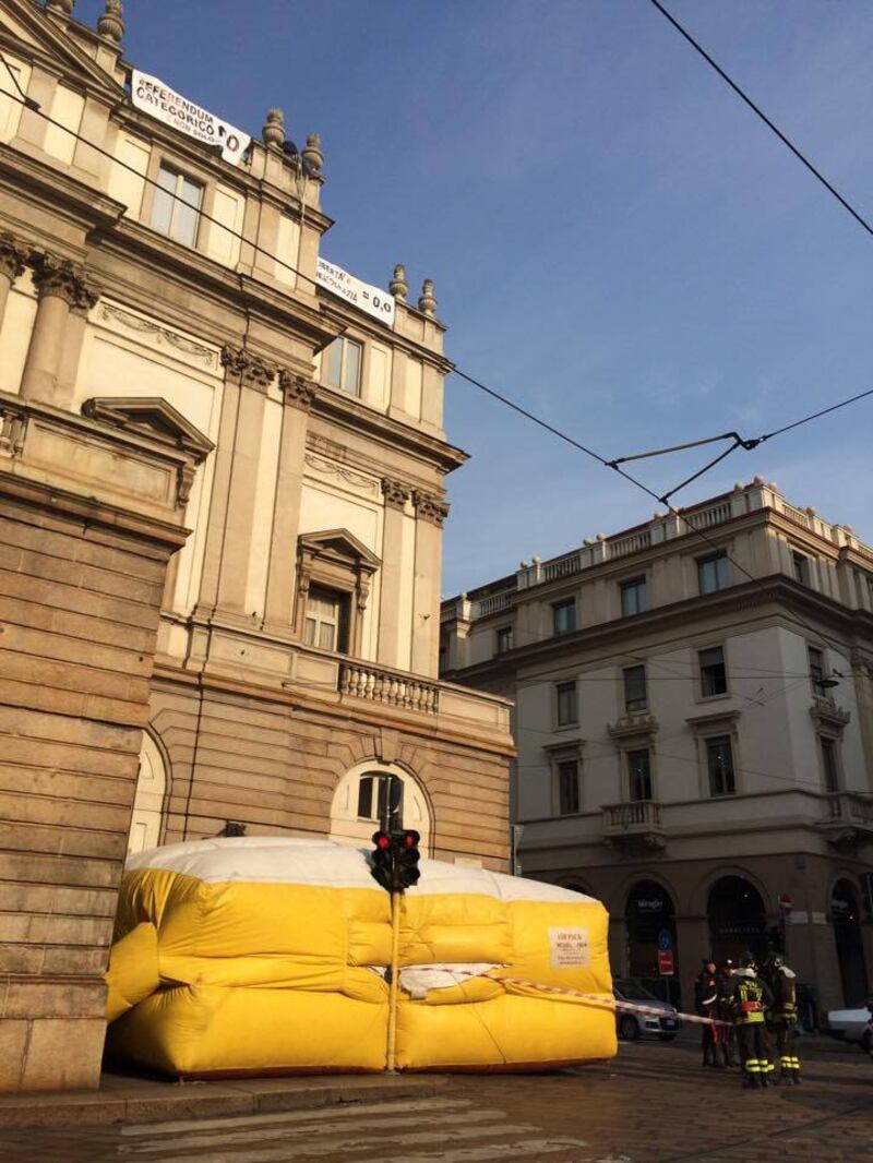 Milano, sul tetto della Scala per protesta 9