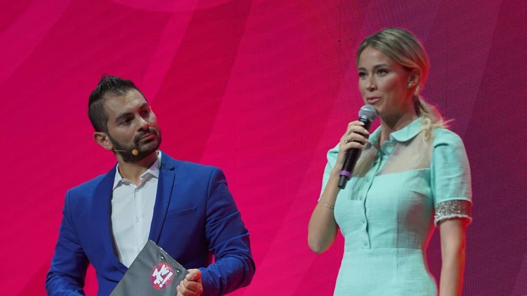 Diletta Leotta improvvisa una camminata hot, ma inciampa