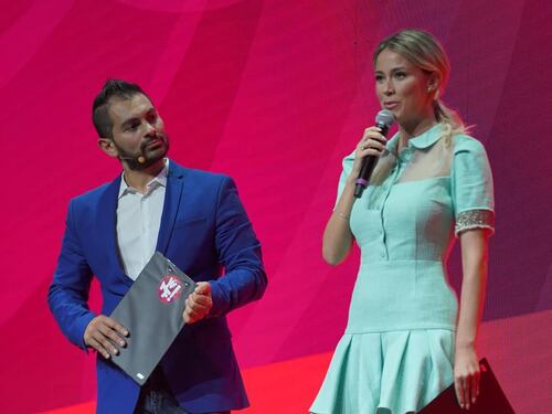 Diletta Leotta improvvisa una camminata hot, ma inciampa