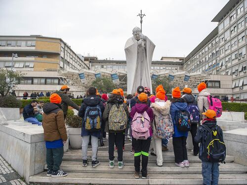 I fedeli di tutto il mondo in preghiera. "Vogliamo un miracolo per il Pontefice"