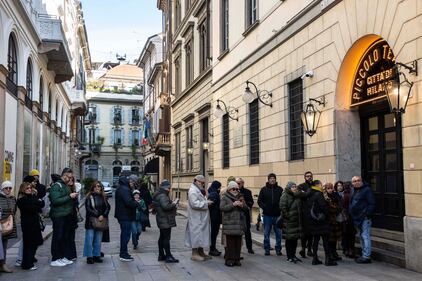 La lunga coda per salutare Ornella Vanoni: le immagini da Milano 2