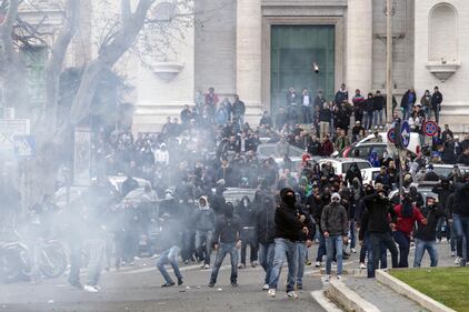 Scontri davanti all'Olimpico prima di Roma-Lazio 8