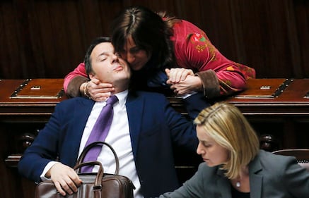 Renzi e il bacio della deputata: chi è la bella misteriosa? 1