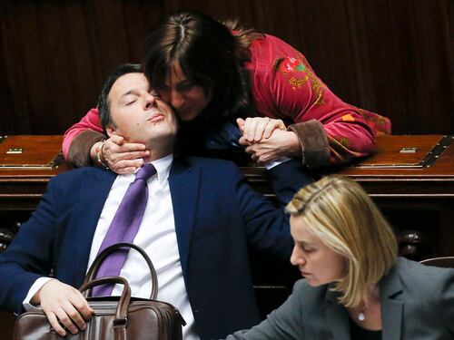 Renzi e il bacio della deputata: chi è la bella misteriosa?