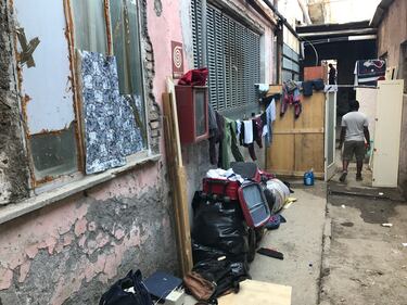 Roma, centinaia di migranti accampati in strada dopo lo sgombero dei palazzi occupati 13