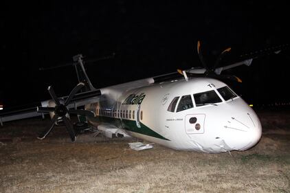 Fiumicino, aereo col carrello spezzato 10