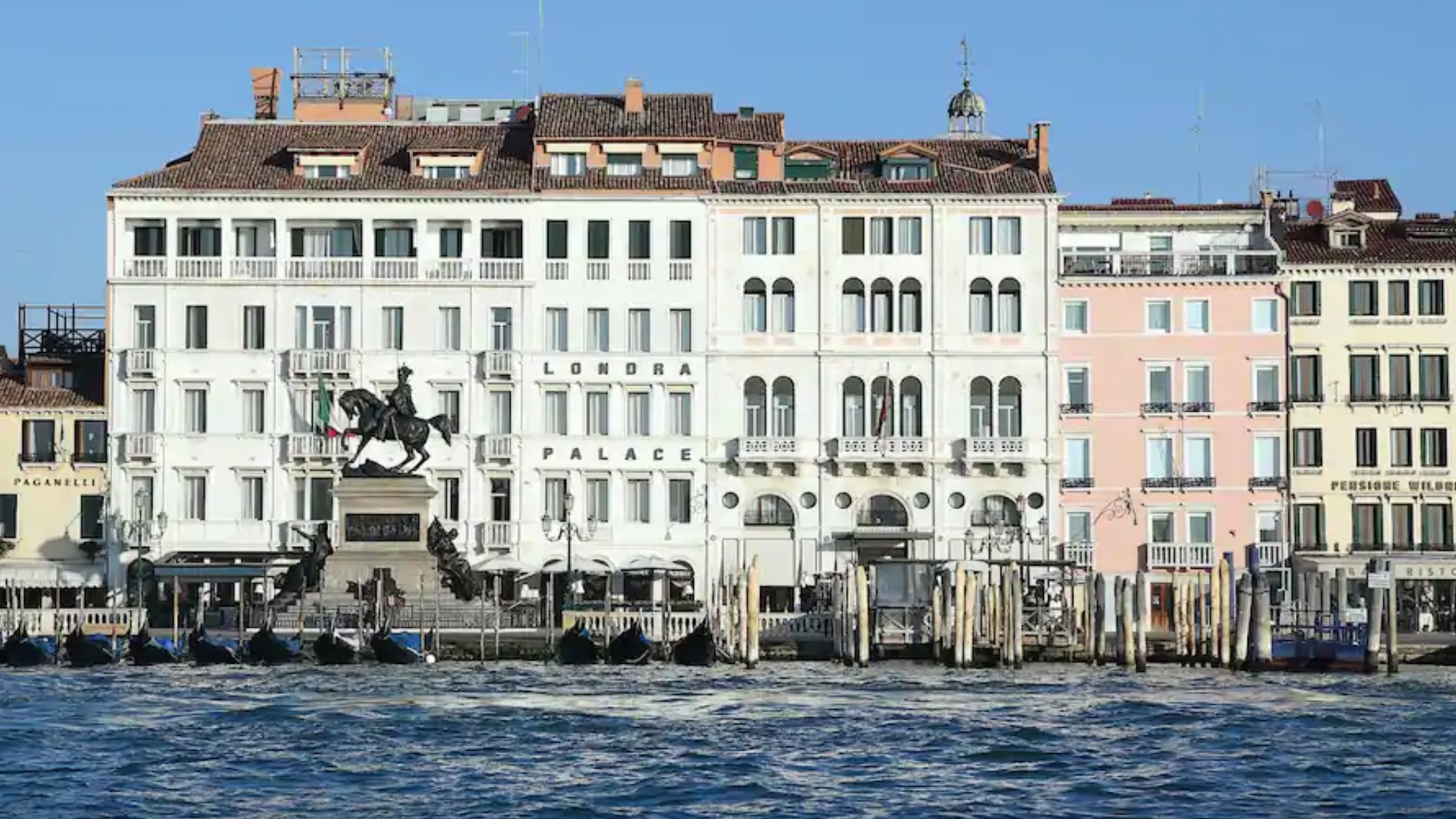 L'hotel (chiuso) paga tutti: "Dipendenti? Una famiglia"