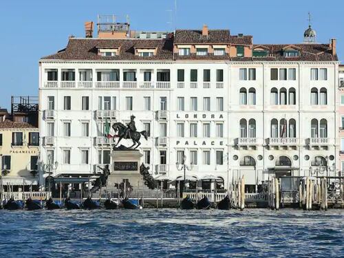 L'hotel (chiuso) paga tutti: "Dipendenti? Una famiglia"