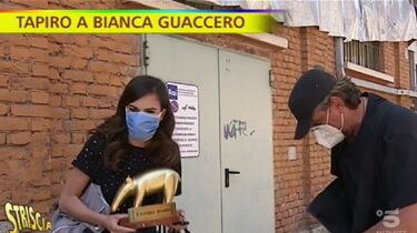 "Come igienizzo la pa...?" E Bianca Guaccero viene attapirata